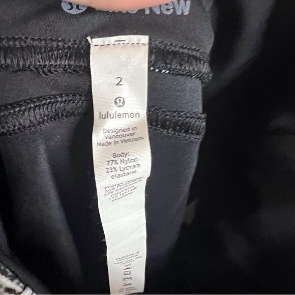 Lululemon Sweat and Repeat Crop Sz 2 Flattering Comfy Black Sterigraph Starlight - Picture 9 of 10